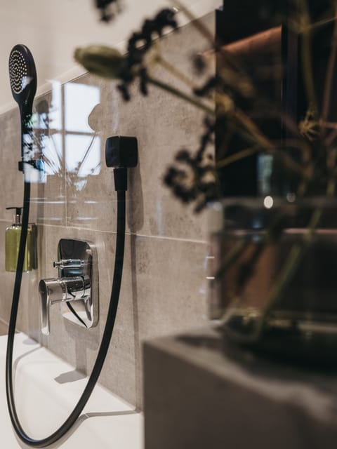 Grand Room, Non Smoking, Mountain View | Bathroom | Free toiletries, hair dryer, bathrobes, slippers