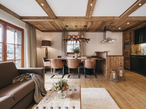 Drei Zimmer Apartment Deluxe II mit Panorama Blick | Living area | 25-inch TV with cable channels