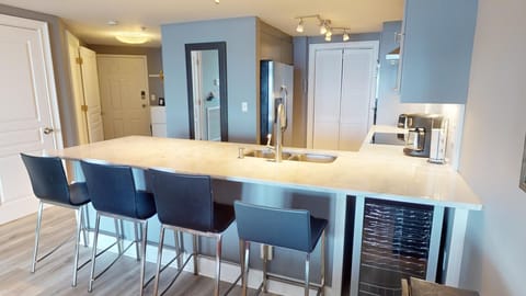 Kitchen - Breakfast Bar