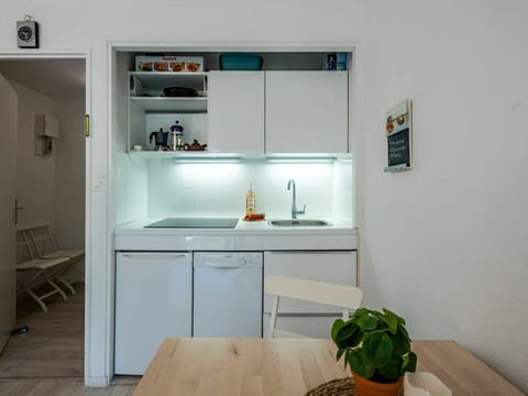 Cabinetry, Furniture, Property, Countertop, Building, Tap, Kitchen, Interior Design, Shelving, Wood