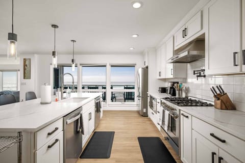 Cook delicious meals for breakfast, lunch, and dinner in this fully equipped kitchen. We suggest grabbing some seafood from a local market.