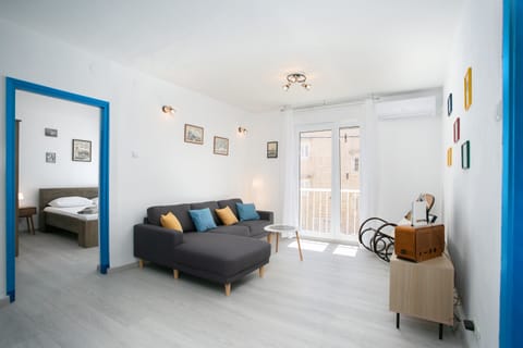 Family Apartment | Living room | 32-inch TV with satellite channels