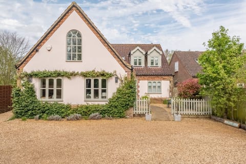 Molly's Den, Roydon: A front view of this peaceful country cottage