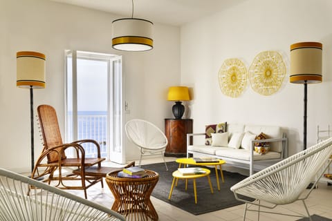 Junior Suite Vista Mare (con balcone) | Living room | LCD TV, pay movies