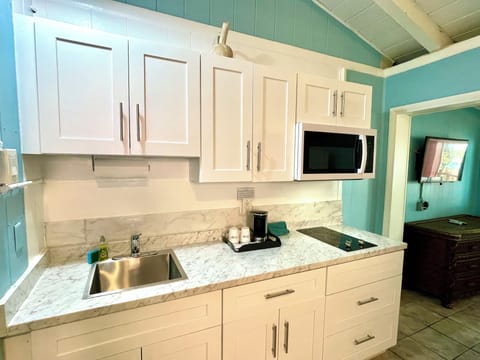 Suite, Bay View | Private kitchen | Fridge, microwave, coffee/tea maker