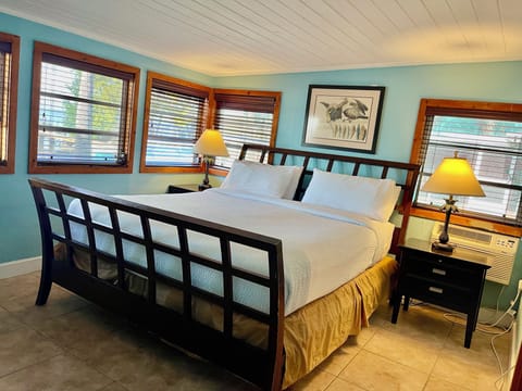 Suite, 1 Bedroom, Kitchen, Bay View | Individually furnished, free WiFi