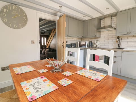 Cottage | Private kitchen | Fridge, electric kettle, toaster, cookware/dishes/utensils