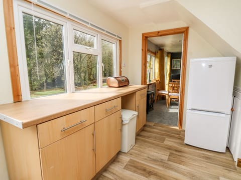Cottage | Private kitchen | Fridge, electric kettle, toaster, cookware/dishes/utensils