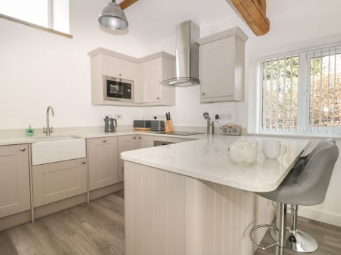 Cottage | Private kitchen | Fridge, microwave, dishwasher, electric kettle