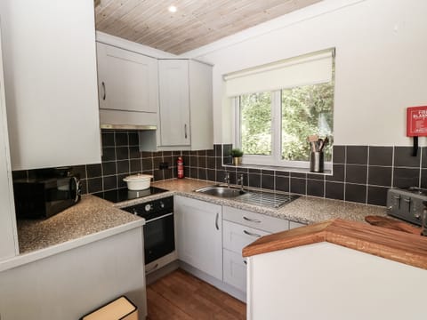 Cottage | Private kitchen | Fridge, electric kettle, toaster, cookware/dishes/utensils