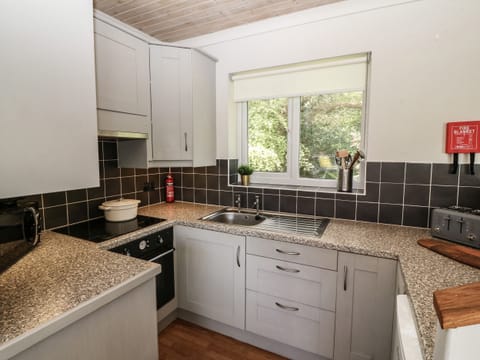 Cottage | Private kitchen | Fridge, electric kettle, toaster, cookware/dishes/utensils