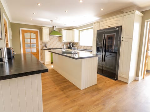 Cottage | Private kitchen | Fridge, dishwasher, electric kettle, toaster