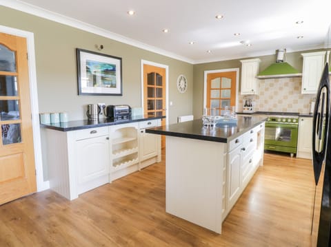 Cottage | Private kitchen | Fridge, dishwasher, electric kettle, toaster