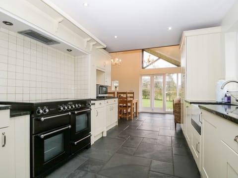 Cottage | Private kitchen | Fridge, dishwasher, electric kettle, toaster