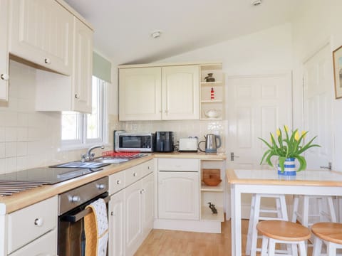 Cottage | Private kitchen | Fridge, electric kettle, toaster, cookware/dishes/utensils