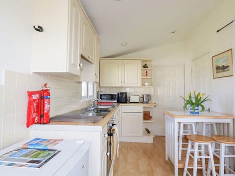 Cottage | Private kitchen | Fridge, electric kettle, toaster, cookware/dishes/utensils