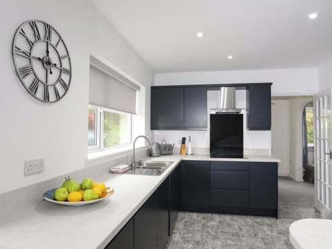 Cottage | Private kitchen | Fridge, dishwasher, electric kettle, toaster