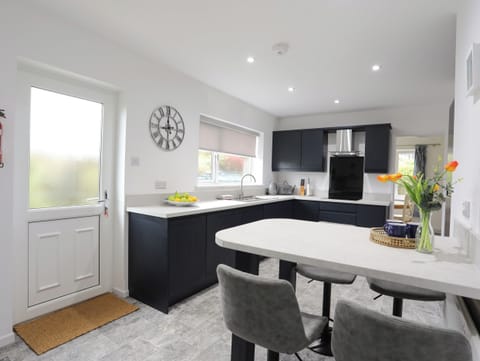 Cottage | Private kitchen | Fridge, dishwasher, electric kettle, toaster