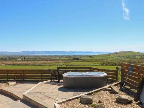 Cottage | Outdoor spa tub