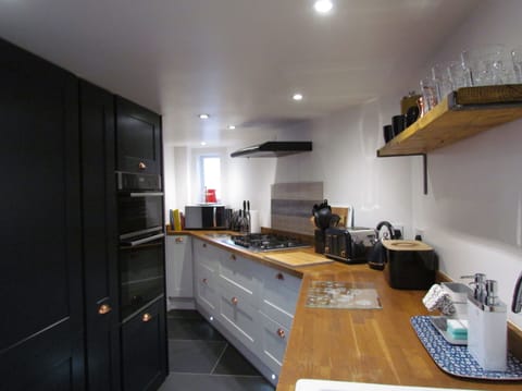 Cottage | Private kitchen | Fridge, dishwasher, electric kettle, toaster