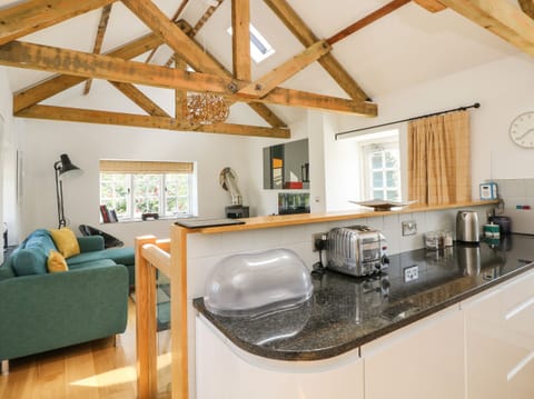 Cottage | Private kitchen | Fridge, microwave, dishwasher, electric kettle