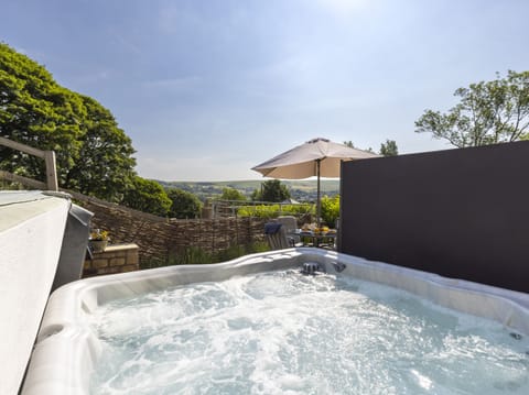 Cottage | Outdoor spa tub