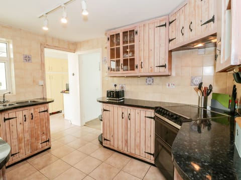 Cottage | Private kitchen | Fridge, dishwasher, electric kettle, toaster