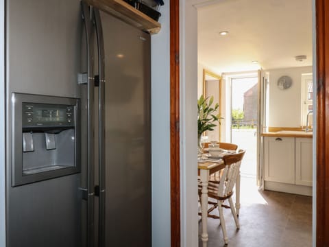 Cottage | Private kitchen | Fridge, dishwasher, electric kettle, toaster