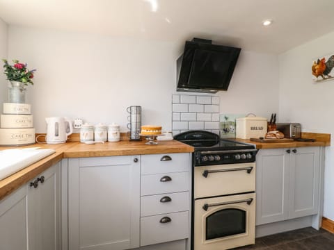 Cottage | Private kitchen | Fridge, dishwasher, electric kettle, toaster