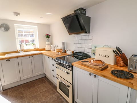 Cottage | Private kitchen | Fridge, dishwasher, electric kettle, toaster