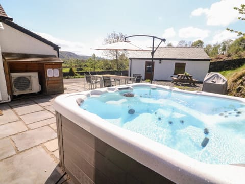 Cottage | Outdoor spa tub