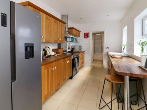 Cottage | Private kitchen | Fridge, dishwasher, electric kettle, cookware/dishes/utensils
