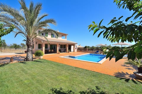 vacation home with large garden and swimming pool