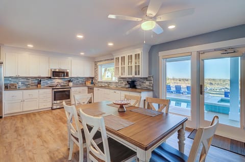 Breakfast Area & Kitchen