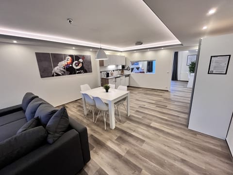 Familien Studio | Living area | 32-inch Smart TV with cable channels, TV