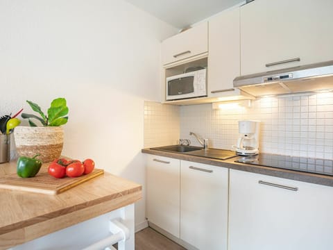 Countertop, Cabinetry, Property, Kitchen Sink, Sink, Kitchen Stove, Kitchen Appliance, Kitchen, Wood, Interior Design