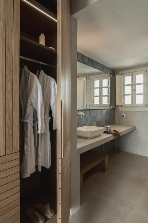 Loft suite with Hot Tub and Caldera View | Bathroom | Shower, rainfall showerhead, designer toiletries, hair dryer