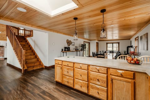 Plenty of tableware and cookware