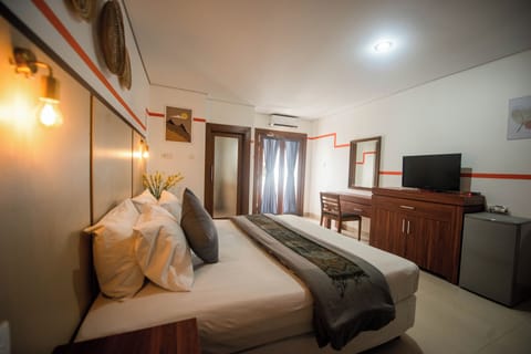 Deluxe Room | Bathroom | Shower, rainfall showerhead, free toiletries, towels