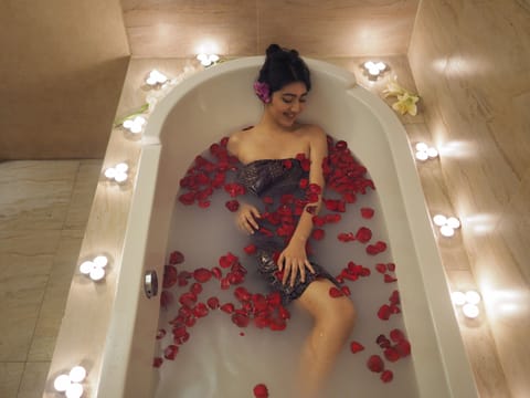 Deep soaking bathtub