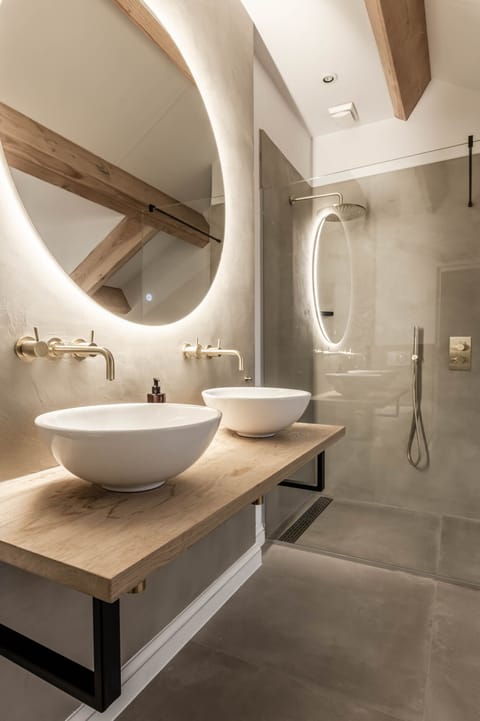 Senior Suite | Bathroom | Free toiletries, hair dryer, towels, soap