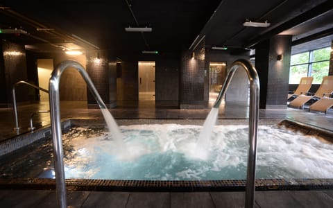 Indoor spa tub