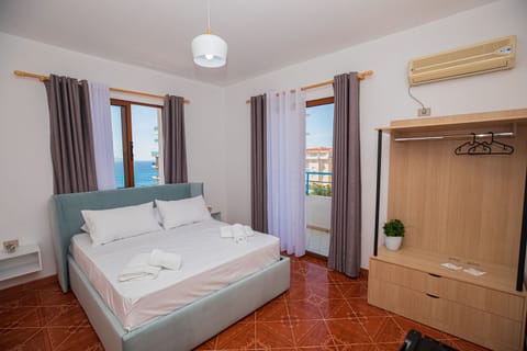 Panoramic Double Room, Balcony | Desk, soundproofing, iron/ironing board, free WiFi