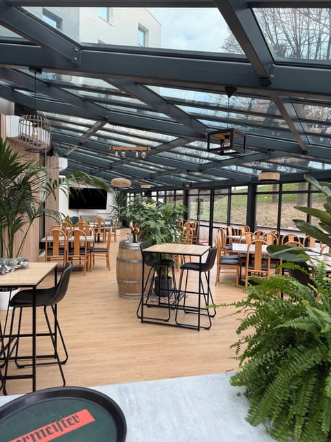 2 restaurants, lunch, dinner served; French cuisine