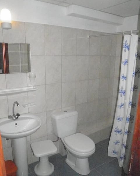 Shower, free toiletries, towels