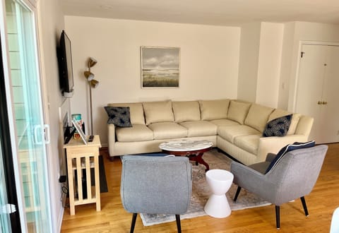 Living room w/smart Tv. 