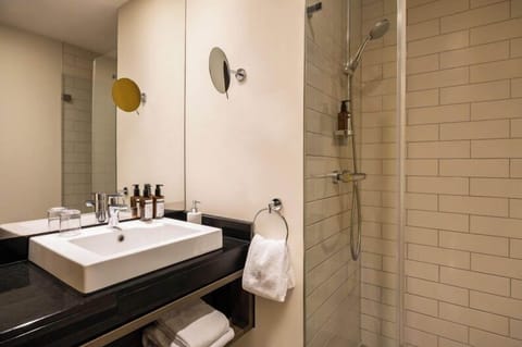 Classic Room | Bathroom | Deep soaking tub, eco-friendly toiletries, hair dryer, towels