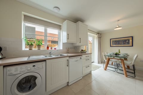 Ground floor: Open-plan kitchen/ dining area