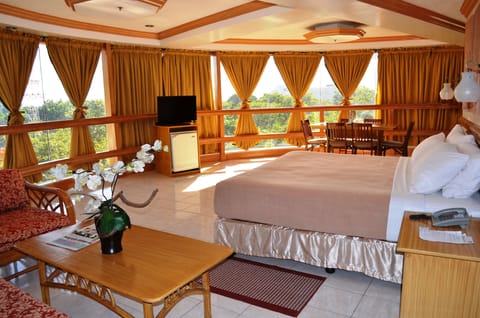 Elegant Suite | Premium bedding, in-room safe, desk, free WiFi
