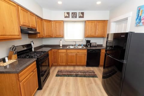 Plenty of space in this kitchen to cooks some great meals!